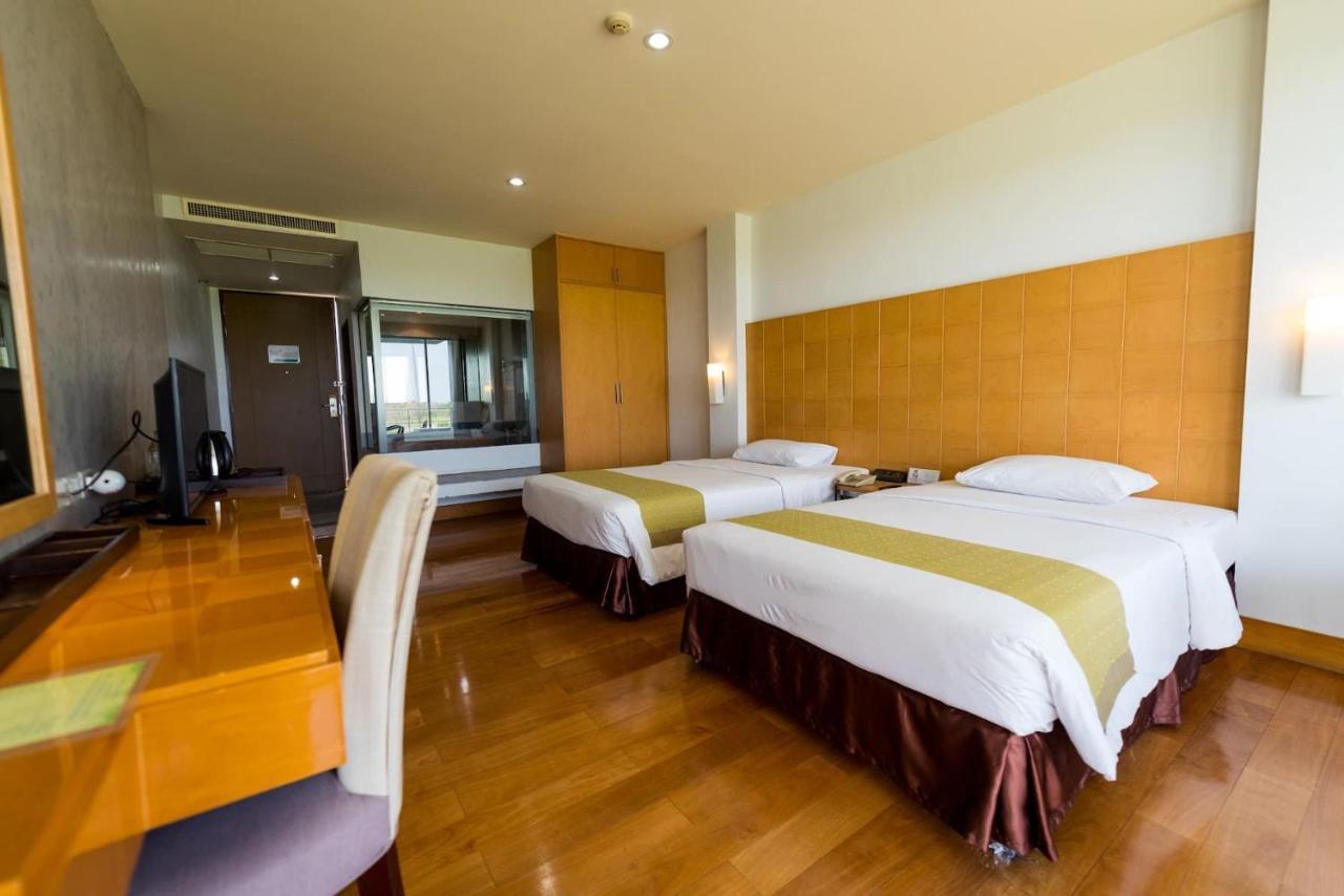 Uniland Golf & Resort Nakhon Pathom Exterior foto