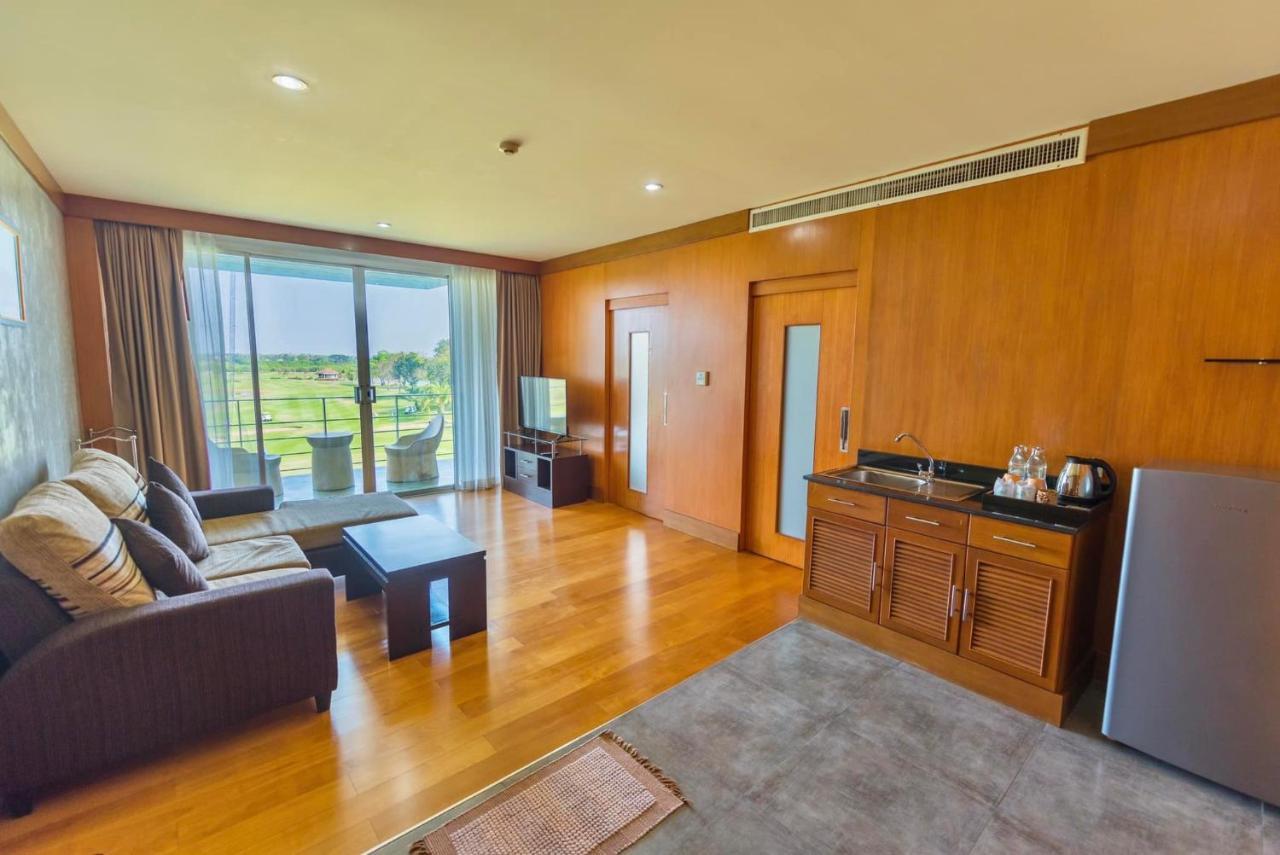 Uniland Golf & Resort Nakhon Pathom Exterior foto