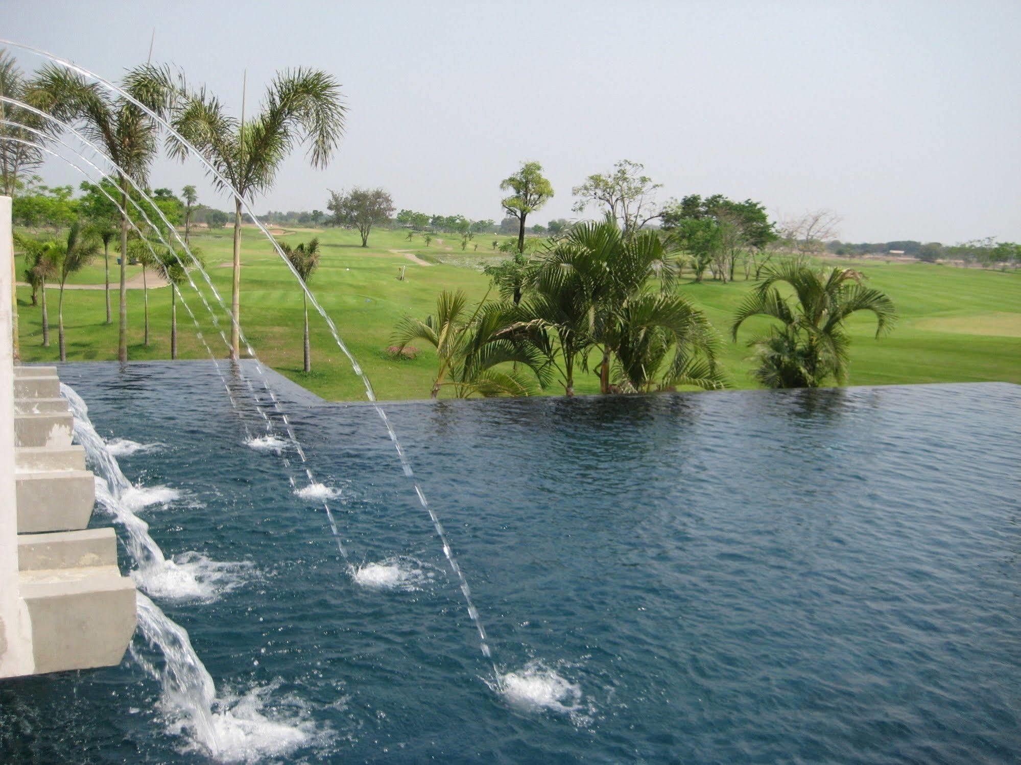 Uniland Golf & Resort Nakhon Pathom Exterior foto