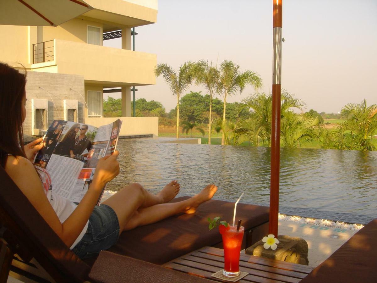 Uniland Golf & Resort Nakhon Pathom Exterior foto