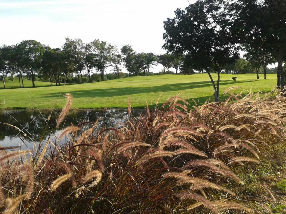 Uniland Golf & Resort Nakhon Pathom Exterior foto
